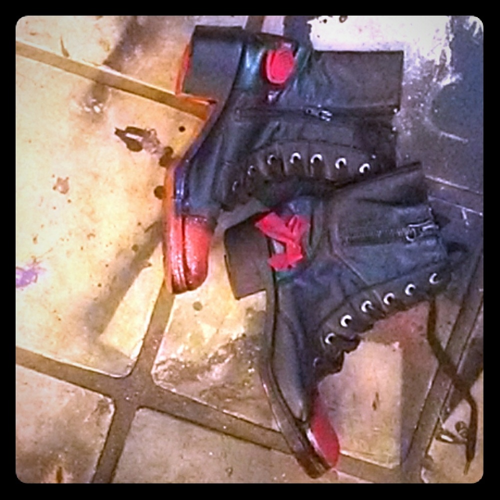 NWT leather into blk/rd not boots